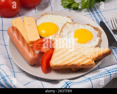 Leckeres englisches Frühstück mit Spiegeleiern. Konzept: Traditionelles Frühstück Stockfoto