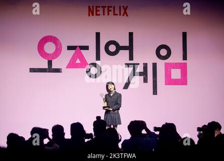 Lee Yoo-Mi, 16. September 2022 : Lee Yoo-Mi, Gewinner des Emmy-Preises für herausragende Gastschauspielerin in einer Drama-Serie für „Squid Game“, posiert auf einer Pressekonferenz, die anlässlich der sechs Emmy-Siege in einem Hotel in Seoul, Südkorea, stattfand. Die von Hwang Dong-Hyuk für Netflix kreierte südkoreanische Überlebensdrama-tv-Serie brachte insgesamt sechs Emmy-Titel, darunter den besten Regisseur für Hwang und den besten Schauspieler für Lee Jung-Jae der Dramaturgie bei den Primetime Emmy Awards 74.. Das Netflix Original wurde die erste nicht-englische TV-Show überhaupt, die die Emmys gewann, die herausragende TV-Programme anerkennen Stockfoto