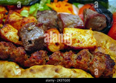 Eine Nahaufnahme von gemischtem türkischem Kebab und Huhn. Leckere Vorspeisen. Stockfoto