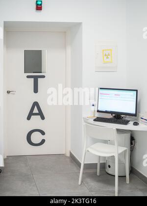 Computer mit diagnostischen Daten auf beiden Seiten der Tür im modernen Labor der Tierklinik platziert Stockfoto