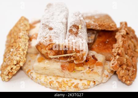 Sammlung von östlichen Süßigkeiten Kichererbsen, Erdnüsse, Sesam, Walnüsse Taft, Kokosnuss und Bassima als Feier des Propheten Mohamed Geburtstag, Arabisch Stockfoto