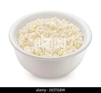 Schüssel mit Hüttenkäse isoliert auf weißem Hintergrund Stockfoto