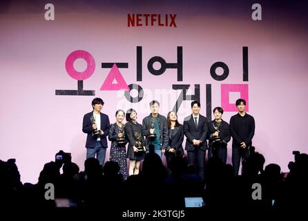 (L-R) Cheong Jai-Hoon, Chae Kyoung-Sun, Lee Yoo-Mi, Hwang Dong-Hyuk, Kim Ji-Yeon, Lee Tae-Young, Kim Cha-I und Shim Sang-Min, 16. September 2022 : VFX Supervisor Cheong Jai-Hoon von „Squid Game“, dessen Team den Emmy für herausragende visuelle Effekte gewonnen hat, Produktionsdesignerin Chae Kyoung-Sun, eine Gewinnerin des Emmy Awards für das beste Produktionsdesign für ein erzählerisches zeitgenössisches Programm, Die Schauspielerin Lee Yoo-Mi, eine Gewinnerin des Emmy-Preises für herausragende Gastschauspielerin in einer Drama-Serie, der Regisseur Hwang Dong-Hyuk, ein CEO von Cyron Pictures und Produzent von „Squid Game“ Kim Ji-Yeon, die Stuntperformer Lee Tae-you Stockfoto