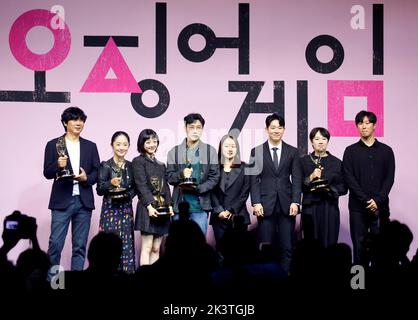 (L-R) Cheong Jai-Hoon, Chae Kyoung-Sun, Lee Yoo-Mi, Hwang Dong-Hyuk, Kim Ji-Yeon, Lee Tae-Young, Kim Cha-I und Shim Sang-Min, 16. September 2022 : VFX Supervisor Cheong Jai-Hoon von „Squid Game“, dessen Team den Emmy für herausragende visuelle Effekte gewonnen hat, Produktionsdesignerin Chae Kyoung-Sun, eine Gewinnerin des Emmy Awards für das beste Produktionsdesign für ein erzählerisches zeitgenössisches Programm, Die Schauspielerin Lee Yoo-Mi, eine Gewinnerin des Emmy-Preises für herausragende Gastschauspielerin in einer Drama-Serie, der Regisseur Hwang Dong-Hyuk, ein CEO von Cyron Pictures und Produzent von „Squid Game“ Kim Ji-Yeon, die Stuntperformer Lee Tae-you Stockfoto