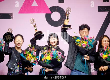 (L-R) Chae Kyoung-Sun, Lee Yoo-Mi, Hwang Dong-Hyuk und Kim Ji-Yeon, 16. September 2022 : die Produktionsdesignerin Chae Kyoung-Sun von „Squid Game“, die den Emmy Award für das beste Produktionsdesign für ein zeitgenössisches Erzählprogramm gewonnen hat, die Schauspielerin Lee Yoo-Mi, Regisseur Hwang Dong-Hyuk, CEO von Cyron Picturs und Produzentin von „Squid Game“ Kim Ji-Yeon, gewann den Emmy Award für herausragende Gastschauspielerin in einer Drama-Serie und posieren auf einer Pressekonferenz, die anlässlich der sechs Emmy-Siege der Netflix-Serie in Seoul, Südkorea, stattfand. Die südkoreanische Überlebensdrama-tv-Serie, die von Hwang Dong-Hyuk für Ne erstellt wurde Stockfoto