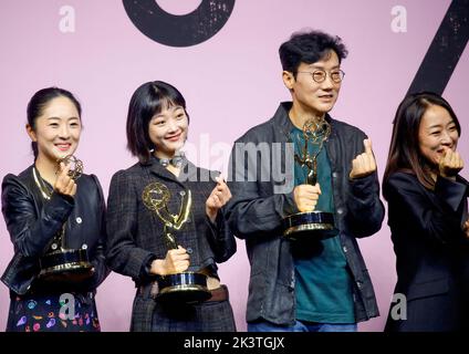 (L-R) Chae Kyoung-Sun, Lee Yoo-Mi, Hwang Dong-Hyuk und Kim Ji-Yeon, 16. September 2022 : die Produktionsdesignerin Chae Kyoung-Sun von „Squid Game“, die den Emmy Award für das beste Produktionsdesign für ein zeitgenössisches Erzählprogramm gewonnen hat, die Schauspielerin Lee Yoo-Mi, Regisseur Hwang Dong-Hyuk, CEO von Cyron Picturs und Produzentin von „Squid Game“ Kim Ji-Yeon, gewann den Emmy Award für herausragende Gastschauspielerin in einer Drama-Serie und posieren auf einer Pressekonferenz, die anlässlich der sechs Emmy-Siege der Netflix-Serie in Seoul, Südkorea, stattfand. Die südkoreanische Überlebensdrama-tv-Serie, die von Hwang Dong-Hyuk für Ne erstellt wurde Stockfoto