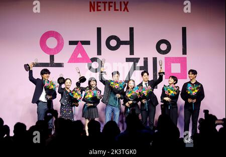 (L-R) Cheong Jai-Hoon, Chae Kyoung-Sun, Lee Yoo-Mi, Hwang Dong-Hyuk, Kim Ji-Yeon, Lee Tae-Young, Kim Cha-I und Shim Sang-Min, 16. September 2022 : VFX Supervisor Cheong Jai-Hoon von „Squid Game“, dessen Team den Emmy für herausragende visuelle Effekte gewonnen hat, Produktionsdesignerin Chae Kyoung-Sun, eine Gewinnerin des Emmy Awards für das beste Produktionsdesign für ein erzählerisches zeitgenössisches Programm, Die Schauspielerin Lee Yoo-Mi, eine Gewinnerin des Emmy-Preises für herausragende Gastschauspielerin in einer Drama-Serie, der Regisseur Hwang Dong-Hyuk, ein CEO von Cyron Pictures und Produzent von „Squid Game“ Kim Ji-Yeon, die Stuntperformer Lee Tae-you Stockfoto