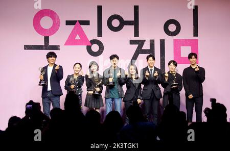 (L-R) Cheong Jai-Hoon, Chae Kyoung-Sun, Lee Yoo-Mi, Hwang Dong-Hyuk, Kim Ji-Yeon, Lee Tae-Young, Kim Cha-I und Shim Sang-Min, 16. September 2022 : VFX Supervisor Cheong Jai-Hoon von „Squid Game“, dessen Team den Emmy für herausragende visuelle Effekte gewonnen hat, Produktionsdesignerin Chae Kyoung-Sun, eine Gewinnerin des Emmy Awards für das beste Produktionsdesign für ein erzählerisches zeitgenössisches Programm, Die Schauspielerin Lee Yoo-Mi, eine Gewinnerin des Emmy-Preises für herausragende Gastschauspielerin in einer Drama-Serie, der Regisseur Hwang Dong-Hyuk, ein CEO von Cyron Pictures und Produzent von „Squid Game“ Kim Ji-Yeon, die Stuntperformer Lee Tae-you Stockfoto