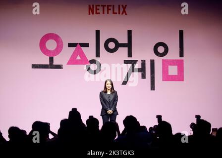 Kim Ji-Yeon, 16. September 2022 : Kim Ji-Yeon, CEO von Cyron Pictures, dem Produzenten von „Squid Game“, stellt sich auf einer Pressekonferenz vor, die anlässlich der sechs Emmy-Siege der Netflix-Serie in einem Hotel in Seoul, Südkorea, stattfand. Die von Hwang Dong-Hyuk für Netflix kreierte südkoreanische Überlebensdrama-tv-Serie brachte insgesamt sechs Emmy-Titel, darunter den besten Regisseur für Hwang und den besten Schauspieler für Lee Jung-Jae der Dramaturgie bei den Primetime Emmy Awards 74.. Das Netflix Original wurde die erste nicht-englische TV-Show überhaupt, die die Emmys gewann, die herausragende TV-Programme für das Jahr in der auszeichnen Stockfoto