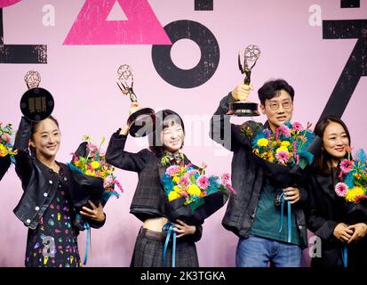 (L-R) Chae Kyoung-Sun, Lee Yoo-Mi, Hwang Dong-Hyuk und Kim Ji-Yeon, 16. September 2022 : die Produktionsdesignerin Chae Kyoung-Sun von „Squid Game“, die den Emmy Award für das beste Produktionsdesign für ein zeitgenössisches Erzählprogramm gewonnen hat, die Schauspielerin Lee Yoo-Mi, Regisseur Hwang Dong-Hyuk, CEO von Cyron Picturs und Produzentin von „Squid Game“ Kim Ji-Yeon, gewann den Emmy Award für herausragende Gastschauspielerin in einer Drama-Serie und posieren auf einer Pressekonferenz, die anlässlich der sechs Emmy-Siege der Netflix-Serie in Seoul, Südkorea, stattfand. Die südkoreanische Überlebensdrama-tv-Serie, die von Hwang Dong-Hyuk für Ne erstellt wurde Stockfoto