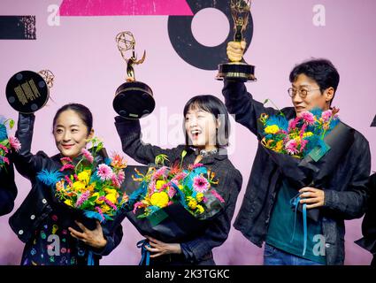 (L-R) Chae Kyoung-Sun, Lee Yoo-Mi und Hwang Dong-Hyuk, 16. September 2022 : die Produktionsdesignerin Chae Kyoung-Sun von „Squid Game“, die den Emmy Award für das beste Produktionsdesign für ein erzählerisches zeitgenössisches Programm gewonnen hat, die Schauspielerin Lee Yoo-Mi, Der Emmy-Gewinner für herausragende Gastschauspielerin in einer Drama-Serie und Regisseur Hwang Dong-Hyuk posieren auf einer Pressekonferenz, die anlässlich der sechs Emmy-Siege der Netflix-Serie in Seoul, Südkorea, stattfand. Die von Hwang Dong-Hyuk für Netflix kreierte südkoreanische Überlebensdrama-tv-Serie brachte insgesamt sechs Emmy-Titel, darunter den besten Regisseur für Hwang und Be Stockfoto