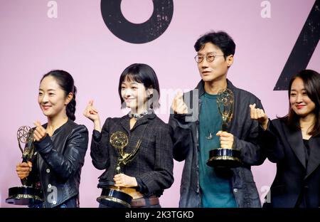 (L-R) Chae Kyoung-Sun, Lee Yoo-Mi, Hwang Dong-Hyuk und Kim Ji-Yeon, 16. September 2022 : die Produktionsdesignerin Chae Kyoung-Sun von „Squid Game“, die den Emmy Award für das beste Produktionsdesign für ein zeitgenössisches Erzählprogramm gewonnen hat, die Schauspielerin Lee Yoo-Mi, Regisseur Hwang Dong-Hyuk, CEO von Cyron Picturs und Produzentin von „Squid Game“ Kim Ji-Yeon, gewann den Emmy Award für herausragende Gastschauspielerin in einer Drama-Serie und posieren auf einer Pressekonferenz, die anlässlich der sechs Emmy-Siege der Netflix-Serie in Seoul, Südkorea, stattfand. Die südkoreanische Überlebensdrama-tv-Serie, die von Hwang Dong-Hyuk für Ne erstellt wurde Stockfoto