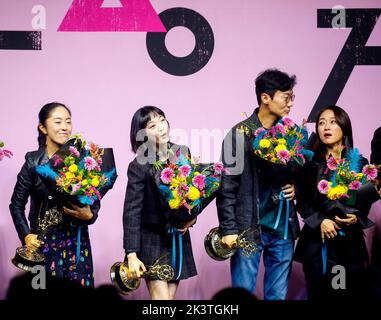 (L-R) Chae Kyoung-Sun, Lee Yoo-Mi, Hwang Dong-Hyuk und Kim Ji-Yeon, 16. September 2022 : die Produktionsdesignerin Chae Kyoung-Sun von „Squid Game“, die den Emmy Award für das beste Produktionsdesign für ein zeitgenössisches Erzählprogramm gewonnen hat, die Schauspielerin Lee Yoo-Mi, Der Regisseur Hwang Dong-Hyuk, der den Emmy-Preis für herausragende Gastschauspielerin in einer Theaterreihe gewonnen hat, und ein CEO von Cyron Picturs und Produzent von „Squid Game“ Kim Ji-Yeon, Reagieren Sie, nachdem sie mehrere Minuten lang Trophäen hoben, um für Fotografen auf einer Pressekonferenz zu posieren, die anlässlich der sechs Emmy-Siege der Netflix-Serie in Seoul, SüdKo, stattfand Stockfoto