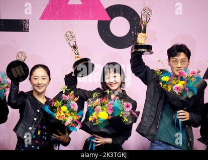 (L-R) Chae Kyoung-Sun, Lee Yoo-Mi und Hwang Dong-Hyuk, 16. September 2022 : die Produktionsdesignerin Chae Kyoung-Sun von „Squid Game“, die den Emmy Award für das beste Produktionsdesign für ein erzählerisches zeitgenössisches Programm gewonnen hat, die Schauspielerin Lee Yoo-Mi, Der Emmy-Gewinner für herausragende Gastschauspielerin in einer Drama-Serie und Regisseur Hwang Dong-Hyuk posieren auf einer Pressekonferenz, die anlässlich der sechs Emmy-Siege der Netflix-Serie in Seoul, Südkorea, stattfand. Die von Hwang Dong-Hyuk für Netflix kreierte südkoreanische Überlebensdrama-tv-Serie brachte insgesamt sechs Emmy-Titel, darunter den besten Regisseur für Hwang und Be Stockfoto