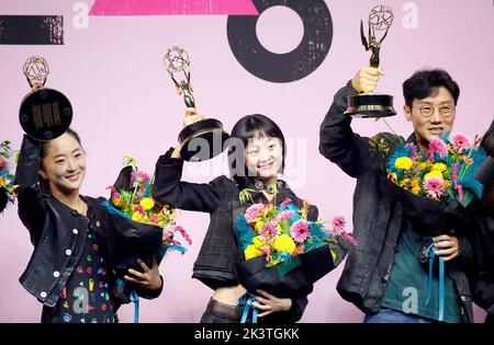 (L-R) Chae Kyoung-Sun, Lee Yoo-Mi und Hwang Dong-Hyuk, 16. September 2022 : die Produktionsdesignerin Chae Kyoung-Sun von „Squid Game“, die den Emmy Award für das beste Produktionsdesign für ein erzählerisches zeitgenössisches Programm gewonnen hat, die Schauspielerin Lee Yoo-Mi, Der Emmy-Gewinner für herausragende Gastschauspielerin in einer Drama-Serie und Regisseur Hwang Dong-Hyuk posieren auf einer Pressekonferenz, die anlässlich der sechs Emmy-Siege der Netflix-Serie in Seoul, Südkorea, stattfand. Die von Hwang Dong-Hyuk für Netflix kreierte südkoreanische Überlebensdrama-tv-Serie brachte insgesamt sechs Emmy-Titel, darunter den besten Regisseur für Hwang und Be Stockfoto