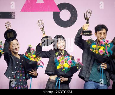 (L-R) Chae Kyoung-Sun, Lee Yoo-Mi und Hwang Dong-Hyuk, 16. September 2022 : die Produktionsdesignerin Chae Kyoung-Sun von „Squid Game“, die den Emmy Award für das beste Produktionsdesign für ein erzählerisches zeitgenössisches Programm gewonnen hat, die Schauspielerin Lee Yoo-Mi, Der Emmy-Gewinner für herausragende Gastschauspielerin in einer Drama-Serie und Regisseur Hwang Dong-Hyuk posieren auf einer Pressekonferenz, die anlässlich der sechs Emmy-Siege der Netflix-Serie in Seoul, Südkorea, stattfand. Die von Hwang Dong-Hyuk für Netflix kreierte südkoreanische Überlebensdrama-tv-Serie brachte insgesamt sechs Emmy-Titel, darunter den besten Regisseur für Hwang und Be Stockfoto