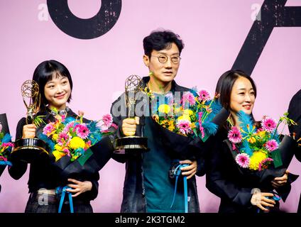 (L-R) Lee Yoo-Mi, Hwang Dong-Hyuk und Kim Ji-Yeon, 16. September 2022 : die Schauspielerin Lee Yoo-Mi von „Squid Game“, eine Gewinnerin des Emmy-Preises für herausragende Gastdarstellerin in einer Drama-Serie, Regisseur Hwang Dong-Hyuk und CEO von Cyron Pictures und Produzentin von „Squid Game“ Kim Ji-Yeon, Pose bei einer Pressekonferenz, die zur Feier der sechs Emmy-Siege der Netflix-Serie in Seoul, Südkorea, abgehalten wird. Die von Hwang Dong-Hyuk für Netflix kreierte südkoreanische Überlebensdrama-tv-Serie brachte insgesamt sechs Emmy-Titel, darunter den besten Regisseur für Hwang und den besten Schauspieler für Lee Jung-Jae in der Ausgabe 74. von The Prim Stockfoto