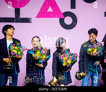 (L-R) Cheong Jai-Hoon, Chae Kyoung-Sun, Lee Yoo-Mi und Hwang Dong-Hyuk, 16. September 2022 : VFX Supervisor Cheong Jai-Hoon von „Squid Game“, dessen Team den Emmy für herausragende besondere visuelle Effekte gewonnen hat, Produktionsdesigner Chae Kyoung-Sun, Die Schauspielerin Lee Yoo-Mi, die mit dem Emmy Award für das beste Produktionsdesign für ein zeitgenössisches Erzählprogramm ausgezeichnet wurde, und die Regisseurin Hwang Dong-Hyuk, Reagieren, nachdem sie mehrere Minuten lang Trophäen für Fotografen auf einer Pressekonferenz zur Feier der Netflix-Serie Stockfoto