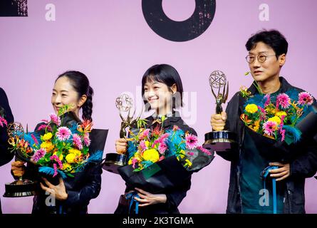 (L-R) Chae Kyoung-Sun, Lee Yoo-Mi und Hwang Dong-Hyuk, 16. September 2022 : die Produktionsdesignerin Chae Kyoung-Sun von „Squid Game“, die den Emmy Award für das beste Produktionsdesign für ein erzählerisches zeitgenössisches Programm gewonnen hat, die Schauspielerin Lee Yoo-Mi, Der Emmy-Gewinner für herausragende Gastschauspielerin in einer Drama-Serie und Regisseur Hwang Dong-Hyuk posieren auf einer Pressekonferenz, die anlässlich der sechs Emmy-Siege der Netflix-Serie in Seoul, Südkorea, stattfand. Die von Hwang Dong-Hyuk für Netflix kreierte südkoreanische Überlebensdrama-tv-Serie brachte insgesamt sechs Emmy-Titel, darunter den besten Regisseur für Hwang und Be Stockfoto