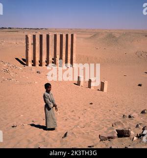 MA'rib Jemen Überreste des Großen Tempels von Marib (der Tempel von Awwan) zeigt die acht Säulen des Propylaeums Stockfoto