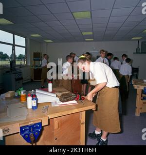 Jugendliche arbeiten in Holzarbeit Klasse Mädchen mit Vice auf Bank England Stockfoto