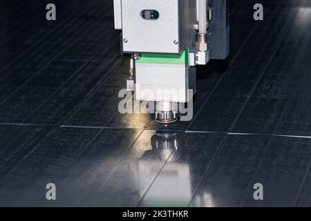 Industrieller Laserschneider während der Blechbearbeitung Stockfoto