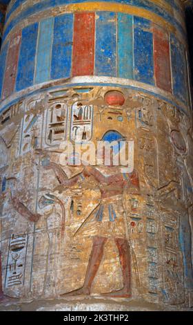 Luxor Ägypten Madinet Habu Leichenhalle Ramses III Säule & Kartusche Stockfoto