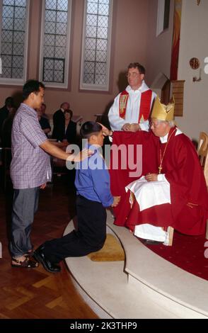 St. Josephs Church England Bischof Annointing Kandidat bei der Bestätigung Stockfoto