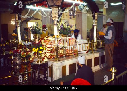 Delhi Indien Sisganj Granthi Lesung und Sikhs am Ort des Martyriums von Guru Tegh Bahadur enthauptet Stockfoto