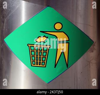 Vouliagmeni Athen Griechenland Thiseos Street Edelstahl Pedal Recycling Bin Stockfoto