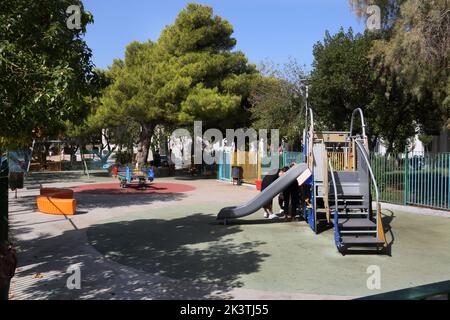 Vouliagmeni Athen Griechenland Thiseos Straße Rutsche auf dem Spielplatz Stockfoto