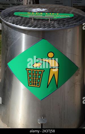 Vouliagmeni Athen Griechenland Thiseos Street Edelstahl Pedal Recycling Bin Stockfoto