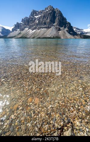 Bow Lake mit bunten Kieselsteinen und Felsen im Banff National Park Stockfoto