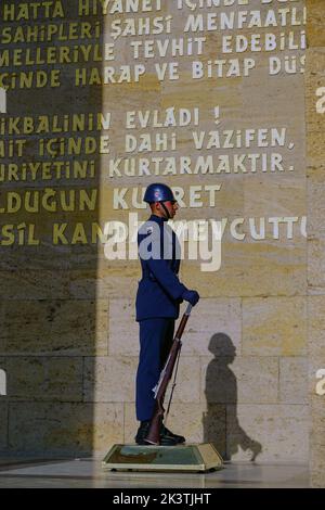 Ein zeremonieller Wachsoldat von Anitkabir, der im Dienst in Ankara, Türkei, steht Stockfoto