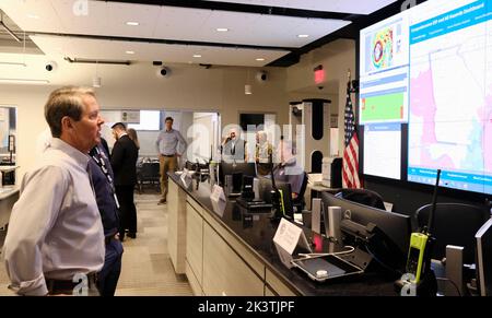 Atlanta, Georgia, USA. 28. September 2022. Nach der Ausrufung des Ausnahmezustands für Georgien aufgrund der Bedrohung durch den US-amerikanischen „HIUS“-amerikanischen „HIHV“ Brian Kemp besucht die Georgia Emergency Management Agency/Homeland Security State Operations Center, um die Möglichkeit von Auswirkungen und die Bemühungen zur Sicherung der Sicherheit für die Betroffenen zu besprechen. (Bild: © John Arthur Brown/ZUMA Press Wire) Bild: ZUMA Press, Inc./Alamy Live News Stockfoto