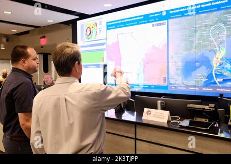 Atlanta, Georgia, USA. 28. September 2022. Gov. Brian Kemp und der Meteorologe von GEMA/HS will Lanxton bei einem Besuch im State Operations Center, nachdem er aufgrund der Bedrohung durch den Orkane Ian den Ausnahmezustand für Georgien erklärt hatte. Kemp besuchte das Zentrum, um die Möglichkeit von Auswirkungen und die Bemühungen zur Sicherung der Sicherheit der Betroffenen zu besprechen. (Bild: © John Arthur Brown/ZUMA Press Wire) Bild: ZUMA Press, Inc./Alamy Live News Stockfoto