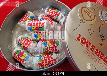 A Tin of Love Hearts, limitierte Auflage, romantisches Valentinstag-Konfekt aus Swizzels Matlow in New Mills, Derbyshire, England, Großbritannien Stockfoto