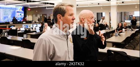 Atlanta, Georgia, USA. 28. September 2022. Nach der Ausrufung des Ausnahmezustands für Georgien aufgrund der Bedrohung durch den US-amerikanischen „HIUS“-amerikanischen „HIHV“ Brian Kemp besucht die Georgia Emergency Management Agency/Homeland Security State Operations Center, um die Möglichkeit von Auswirkungen und die Bemühungen zur Sicherung der Sicherheit für die Betroffenen zu besprechen. (Bild: © John Arthur Brown/ZUMA Press Wire) Bild: ZUMA Press, Inc./Alamy Live News Stockfoto