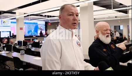 Atlanta, Georgia, USA. 28. September 2022. GEMA/HS-Direktor James C. Stallings beantwortet Fragen während des Besuchs von Gov Brian Kemp im State Operations Center, nachdem er Georgien aufgrund der Bedrohung durch den Sturmhund Ian den Ausnahmezustand erklärt hatte. Kemp besuchte das Zentrum, um die Möglichkeit der Auswirkungen und die Bemühungen zur Sicherung der Sicherheit der Betroffenen zu besprechen. (Bild: © John Arthur Brown/ZUMA Press Wire) Bild: ZUMA Press, Inc./Alamy Live News Stockfoto