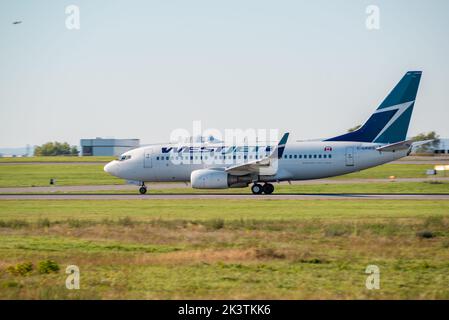 Ein Westjet-Verkehrsflugzeug, das am Flughafen Ottawa McDonald Cartier, Ottawa, Ontario, Kanada, abfliegt Stockfoto