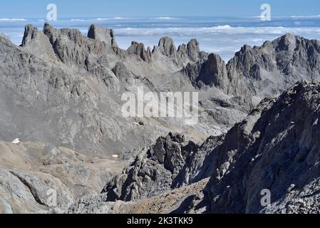 Der Gipfelblick von Pena Vieja, Picos de Europa, nach Nordwesten auf die Linie der Gipfel, über die El Naranjo (PICU Urriellu) dominiert. Stockfoto