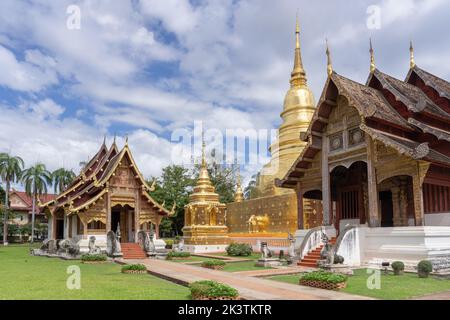 Wunderschöne Panoramaaussicht auf den Ucobot und die goldenen Stupa im Inneren des berühmten Wahrzeichen Wat Phra Singh buddhistischen Tempels, Chiang Mai, Thailand Stockfoto