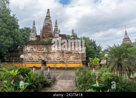 Landschaftsansicht des historischen Wat Jed Yod oder des buddhistischen Wat Chet Yot Tempels, Chiang Mai, Thailand, inspiriert vom Mahabodhi Tempel in Bodhgaya, Indien Stockfoto