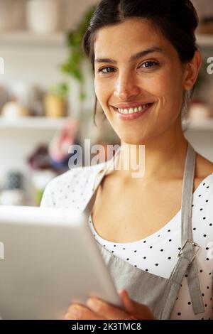 Junge Erwachsene Unternehmerin lächelt an der Kamera Stockfoto