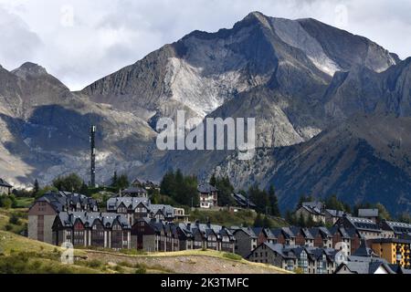 Skigebiet Formigal mit Peak Enfer 3082 m im Hintergrund. Pyrenäen. Huesca. Spanien Col du Pourtalet, Spanische Pyrenäen Stockfoto