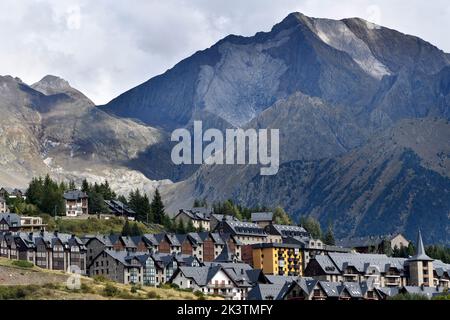 Skigebiet Formigal mit Peak Enfer 3082 m im Hintergrund. Pyrenäen. Huesca. Spanien Col du Pourtalet, Spanische Pyrenäen Stockfoto