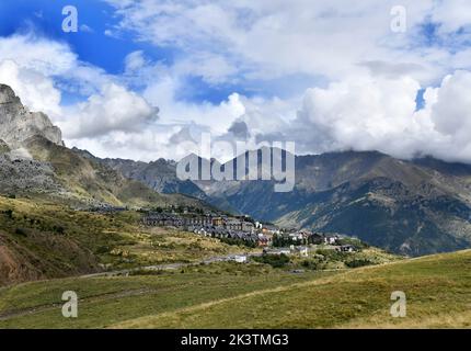 Skigebiet Formigal mit Peak Enfer 3082 m im Hintergrund. Pyrenäen. Huesca. Spanien Col du Pourtalet, Spanische Pyrenäen Stockfoto