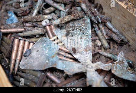 München, Deutschland. 28. September 2022. Waffen und Munitionsmaterial, vermutlich aus den Weltkriegen, sind auf einer Baustelle in der Nähe des Bayerischen Parlaments ausgestellt. Bei den Bauarbeiten für das neue Besucherfoyer des Bayerischen parlaments fanden Bauarbeiter versehentlich alte Waffen- und Munitionsreste. Ein Bagger hatte eine Betondecke durchbohrt, unter der sich Munitionskästen befanden. Quelle: Sven Hoppe/dpa/Alamy Live News Stockfoto