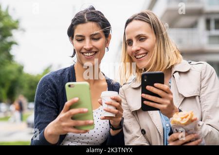 Mitte der Aufnahme zweier freiberuflicher digitaler Nomaden, die sich ihre Online-Beiträge angeschaut haben Stockfoto