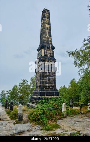 Sogenannter Wettin Obelisk auf dem Lilienstein-Berg zur Feier des 800.-jährigen Bestehens des Hauses Wettin im Jahr 1889, Sächsische Schweiz Deutschland. Stockfoto